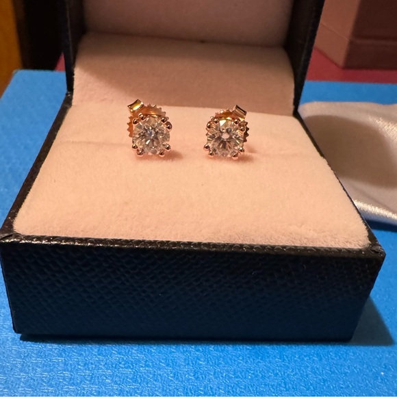 MOISSANITE FIRE(R) 1.00CTW DEW ROUND 14K ROSE GOLD OVER STERLING SILVER STUD EAR - Picture 4 of 5